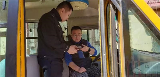 吉林市船營交管大隊加大對轄區(qū)校車安全隱患排查力度/ 吉林市船營交管大隊加大對轄區(qū)校車安全隱患排查力度