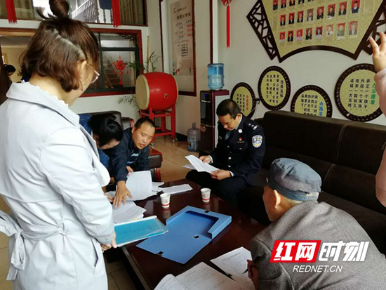 吉首開展校車安全專項督查 系牢校車“安全帶” 吉首開展校車安全專項督查 系牢校車“安全帶”