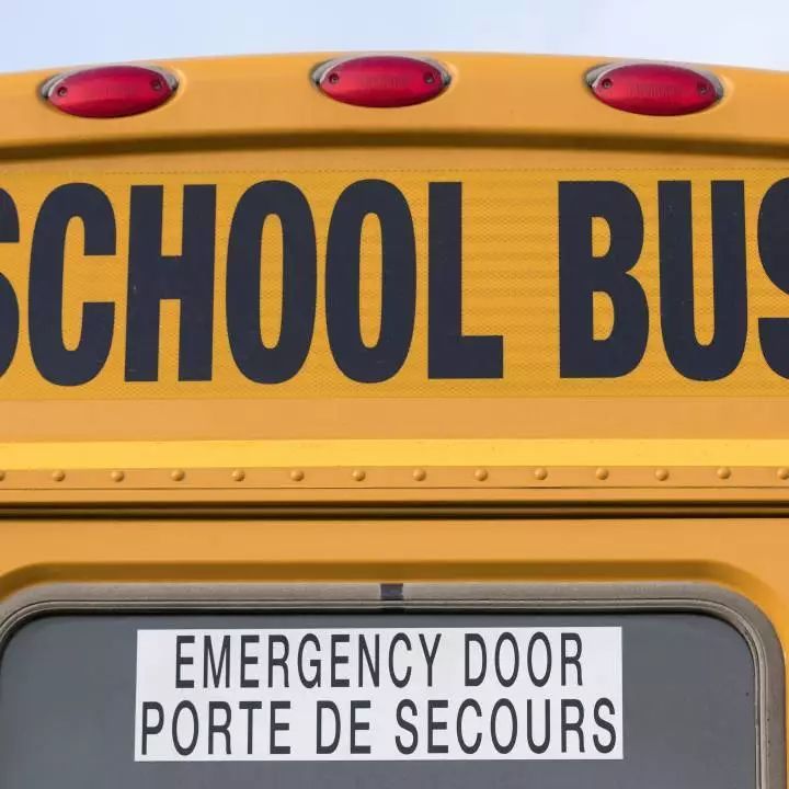 加拿大：新省7旬老漢酒駕沖撞校車，年紀(jì)這么大了也這么野？