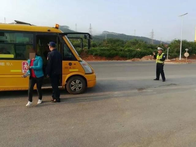 明明是幼兒園校車(chē)，怎么車(chē)?yán)镞€有蹭車(chē)的老鄉(xiāng)？