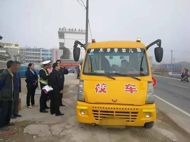 明明是幼兒園校車(chē)，怎么車(chē)?yán)镞€有蹭車(chē)的老鄉(xiāng)？