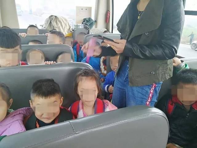 明明是幼兒園校車(chē)，怎么車(chē)?yán)镞€有蹭車(chē)的老鄉(xiāng)？