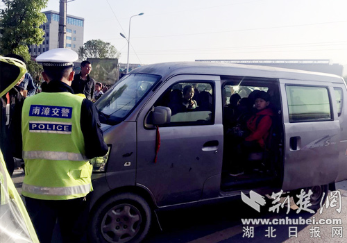 南漳兩輛“黑校車”非法接送學(xué)生被查處 南漳兩輛“黑校車”非法接送學(xué)生被查處