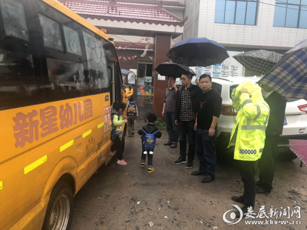 荷塘鎮(zhèn)多部門(mén)聯(lián)動(dòng)確保校車(chē)安全/ 圖片1