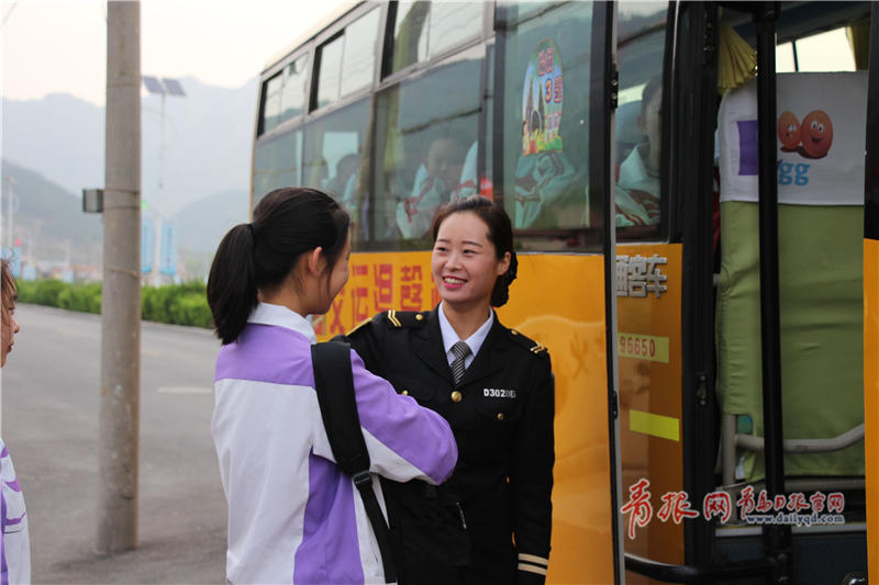 青島農(nóng)村校車開通7年 “大鼻子”載著山里娃追夢