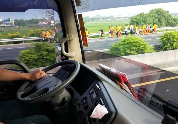 臺灣：校車爆胎30名學(xué)生走路肩下交流道，校方：不續(xù)聘司機