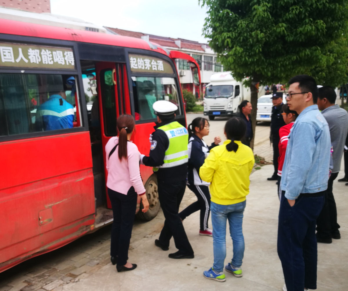 圖蟲(chóng)人文攝影:六安雙河派出所突擊檢查校車 筑牢交通安全防線 圖蟲(chóng)人文攝影:六安雙河派出所突擊檢查校車 筑牢交通安全防線