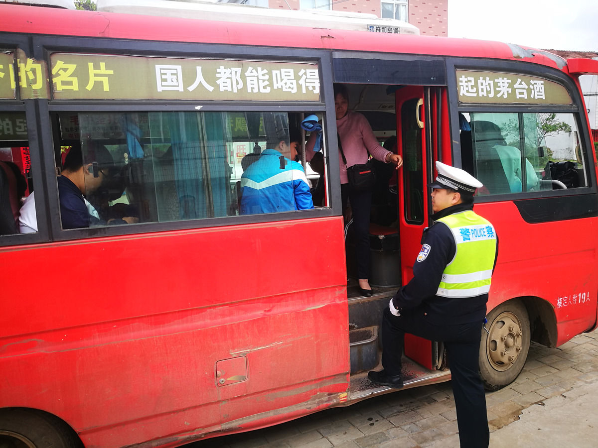 圖蟲(chóng)人文攝影:六安雙河派出所突擊檢查校車 筑牢交通安全防線 圖蟲(chóng)人文攝影:六安雙河派出所突擊檢查校車 筑牢交通安全防線