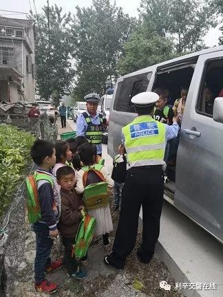 利辛交警，超員“黑校車”重治沒商量