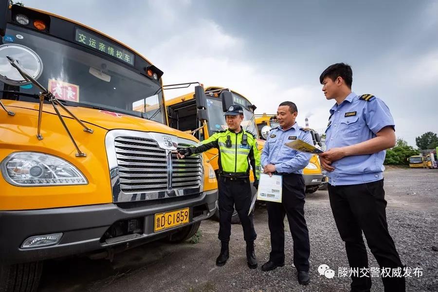 滕州31輛校車領(lǐng)到“校車”標(biāo)牌持證上崗 滕州31輛校車領(lǐng)到“校車”標(biāo)牌持證上崗