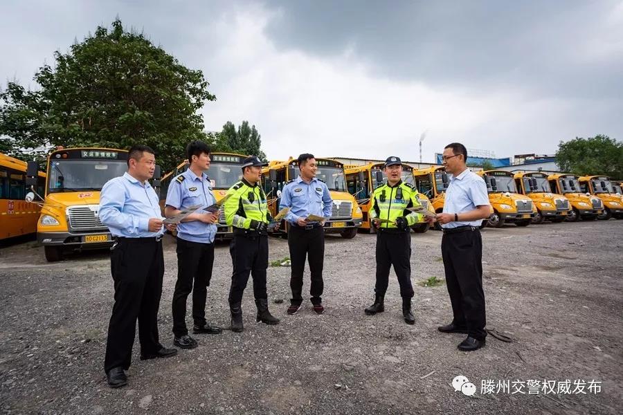 滕州31輛校車領(lǐng)到“校車”標(biāo)牌持證上崗 滕州31輛校車領(lǐng)到“校車”標(biāo)牌持證上崗