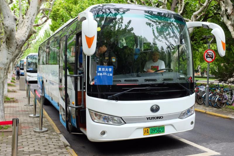 歷史深處開來(lái)復(fù)旦校車，顧頡剛、謝希德、蕭乾、朱東潤(rùn)等常坐