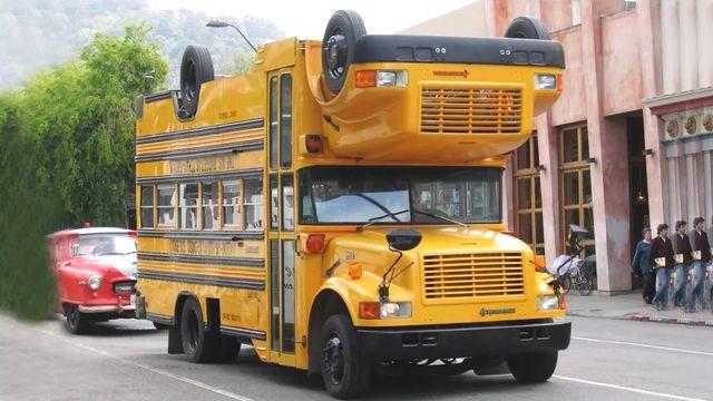 大叔設(shè)計(jì)奇葩校車(chē)，雖然看起來(lái)笨重，但似乎再也不用擔(dān)心翻車(chē)了！