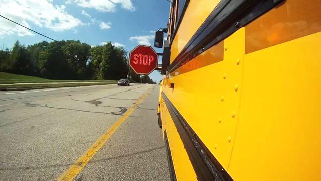 大叔設(shè)計(jì)奇葩校車(chē)，雖然看起來(lái)笨重，但似乎再也不用擔(dān)心翻車(chē)了！