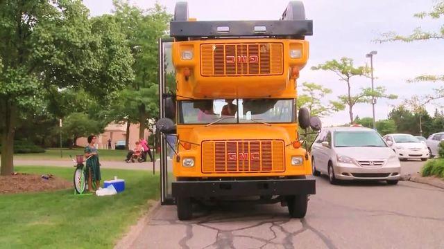 大叔設(shè)計(jì)奇葩校車(chē)，雖然看起來(lái)笨重，但似乎再也不用擔(dān)心翻車(chē)了！