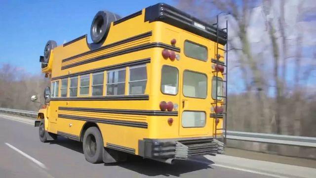 大叔設(shè)計(jì)奇葩校車(chē)，雖然看起來(lái)笨重，但似乎再也不用擔(dān)心翻車(chē)了！