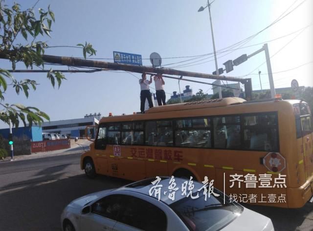 暖心！限高桿脫落，校車駕駛員變身“托舉超人”