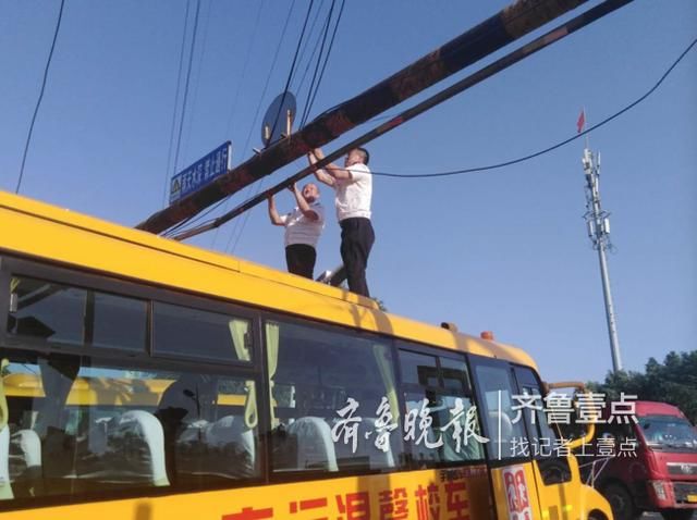 暖心！限高桿脫落，校車駕駛員變身“托舉超人”