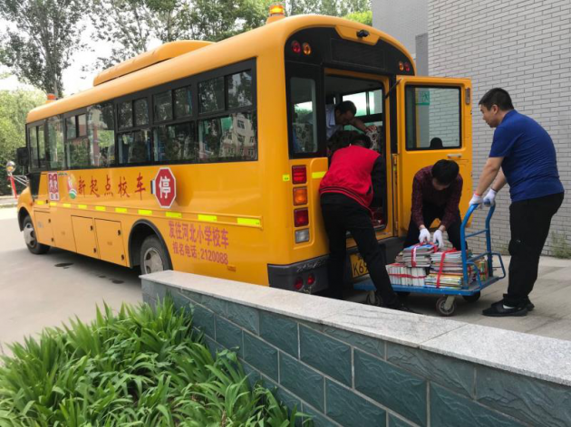 心中有愛 便無荒漠 保定新起點校車愛心援疆