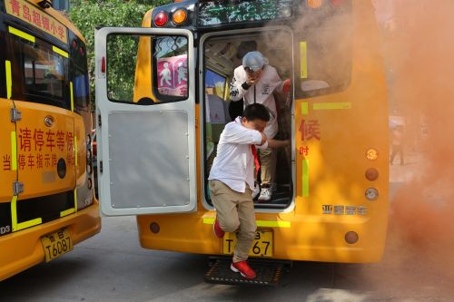 普及應(yīng)急自救知識(shí) 交運(yùn)校車進(jìn)校園開展逃生演練 普及應(yīng)急自救知識(shí) 交運(yùn)校車進(jìn)校園開展逃生演練