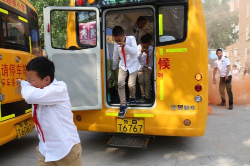 普及應(yīng)急自救知識(shí) 交運(yùn)校車進(jìn)校園開展逃生演練 普及應(yīng)急自救知識(shí) 交運(yùn)校車進(jìn)校園開展逃生演練