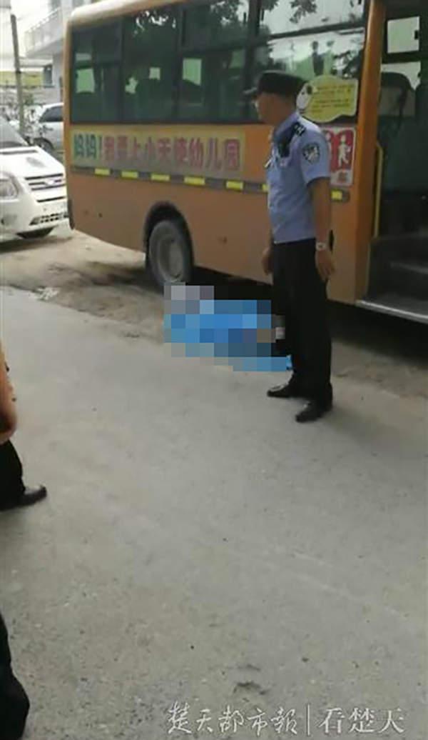 3歲半女童被遺忘校車內(nèi)