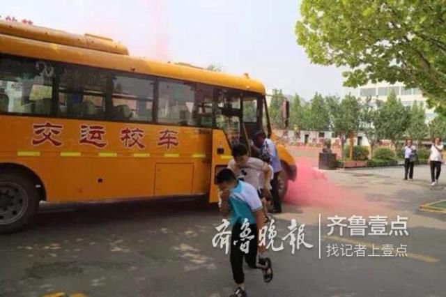 魚臺(tái)校車與貨車相撞起火？原來(lái)是場(chǎng)應(yīng)急演練