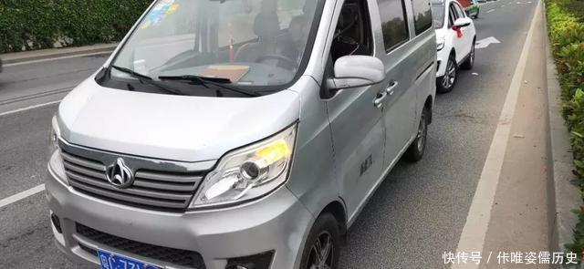 珠海90后黃毛小伙早上在馬路睡覺，被校車司機(jī)舉報(bào)，竟塞交警5000元求放過！