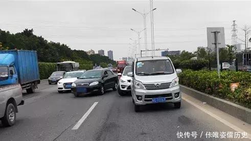 珠海90后黃毛小伙早上在馬路睡覺，被校車司機(jī)舉報(bào)，竟塞交警5000元求放過！