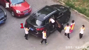 越野車當(dāng)校車光后備箱就塞了4個(gè)孩子 司機(jī)一臉無所謂 越野車當(dāng)校車光后備箱就塞了4個(gè)孩子 司機(jī)一臉無所謂