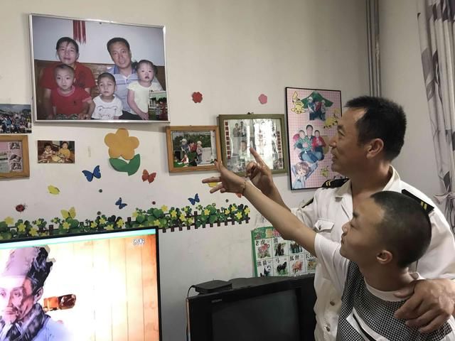 交運(yùn)校車上的“寄養(yǎng)爸爸”13年為3名孤殘兒童打造“溫馨之家”