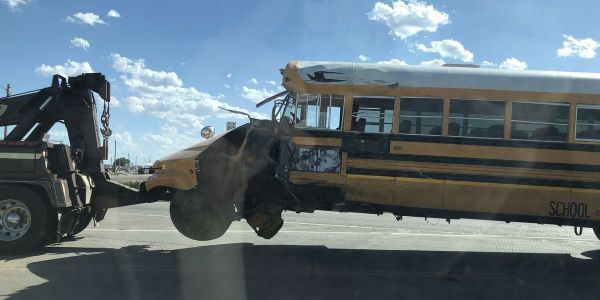 美國(guó)得州一校車與拖車相撞 致9名兒童受傷 美國(guó)得州一校車與拖車相撞 致9名兒童受傷