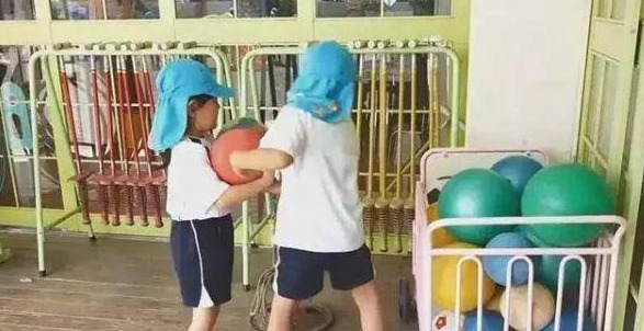 日本幼兒園的一日生活：每天校車接送，兩次戶外活動，無午睡時(shí)間