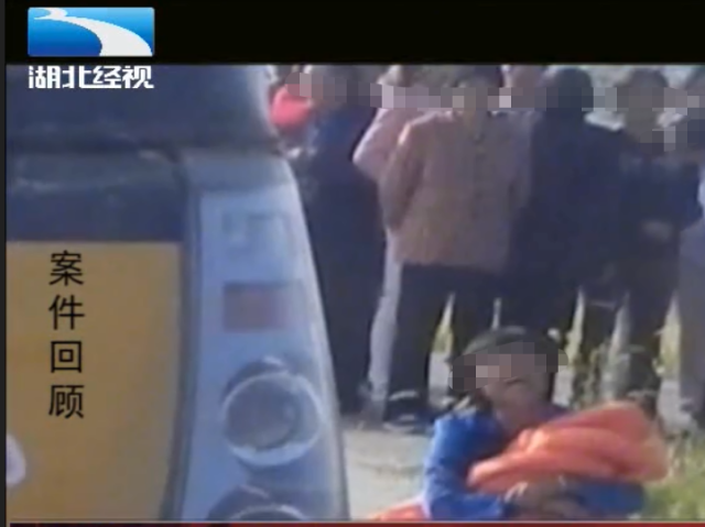 校車接送時的一次疏忽，孩子命喪車輪下，老人抱著孩子痛哭