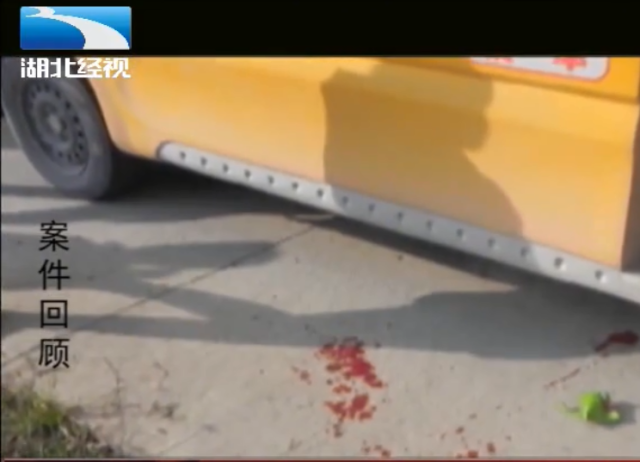 校車接送時的一次疏忽，孩子命喪車輪下，老人抱著孩子痛哭