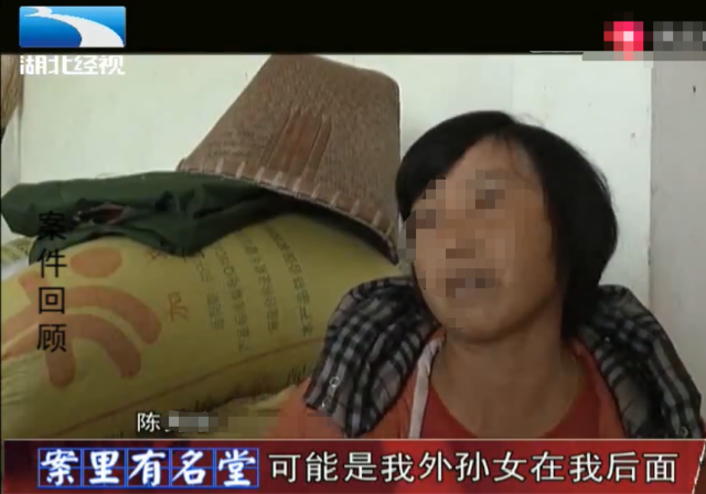 校車接送時的一次疏忽，孩子命喪車輪下，老人抱著孩子痛哭