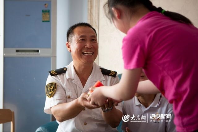 校車(chē)“寄養(yǎng)爸爸”好樣的！13年為3名孤殘兒童打造“溫馨之家”