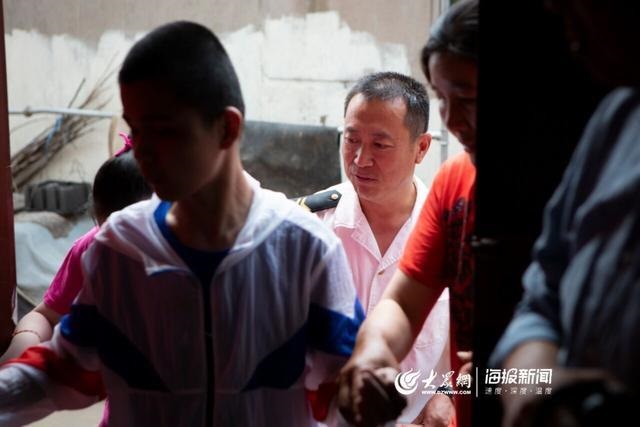 校車(chē)“寄養(yǎng)爸爸”好樣的！13年為3名孤殘兒童打造“溫馨之家”