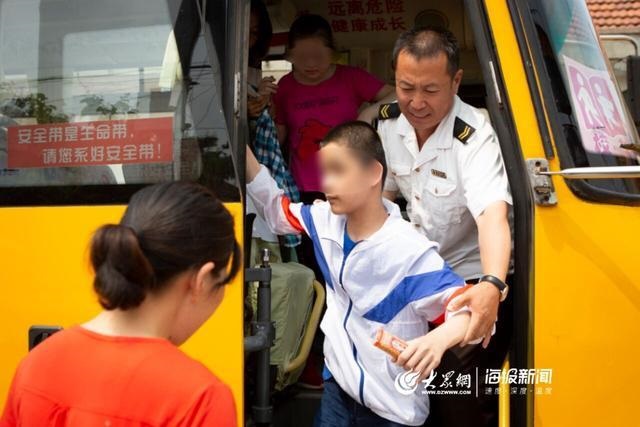 校車(chē)“寄養(yǎng)爸爸”好樣的！13年為3名孤殘兒童打造“溫馨之家”