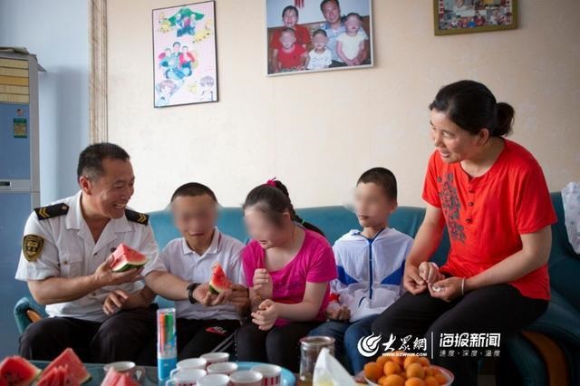 校車(chē)“寄養(yǎng)爸爸”好樣的！13年為3名孤殘兒童打造“溫馨之家”