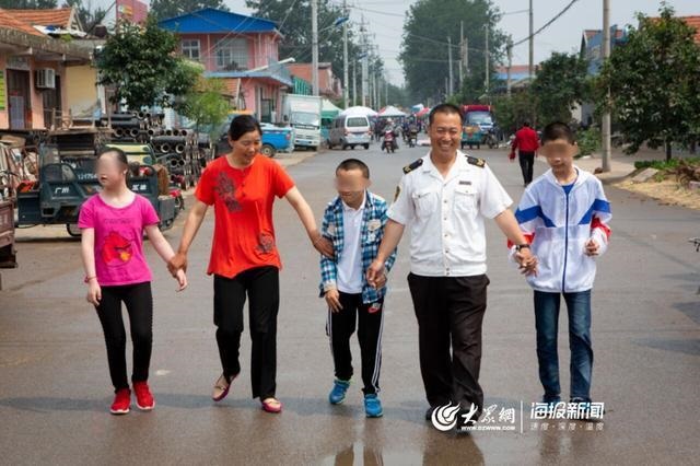 校車(chē)“寄養(yǎng)爸爸”好樣的！13年為3名孤殘兒童打造“溫馨之家”