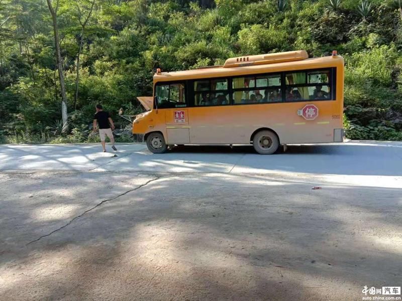 校車安全絕非兒戲 中通客車斷油熄火存隱患 校車安全絕非兒戲 中通客車斷油熄火存隱患