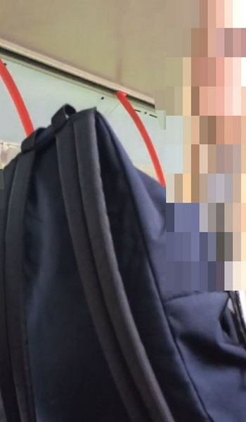 英國(guó)一校車司機(jī)對(duì)學(xué)生大聲訓(xùn)斥中忘拉手剎，致校車從山上沿坡道向下滑行