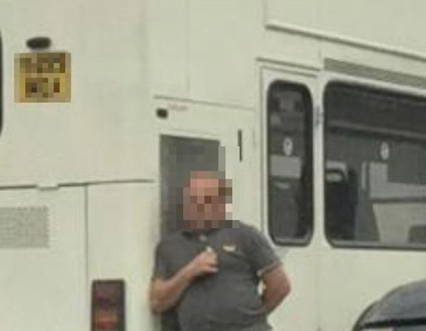 英國(guó)一校車司機(jī)對(duì)學(xué)生大聲訓(xùn)斥中忘拉手剎，致校車從山上沿坡道向下滑行