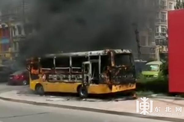 哈市一停開在路邊校車突然起火 無人員傷亡