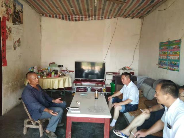 淅川縣倉房鎮(zhèn)中心校：接送孩子不再愁，扶貧校車到家門