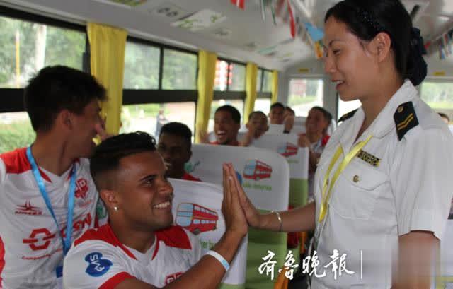 世界青少年足球賽青島開戰(zhàn)，溫馨校車助力