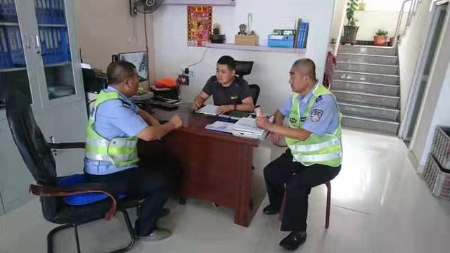 通榆交警開學(xué)前走訪校車公司/ 通榆交警開學(xué)前走訪校車公司