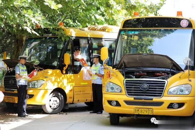 河津:開學(xué)前檢查校車 河津:開學(xué)前檢查校車