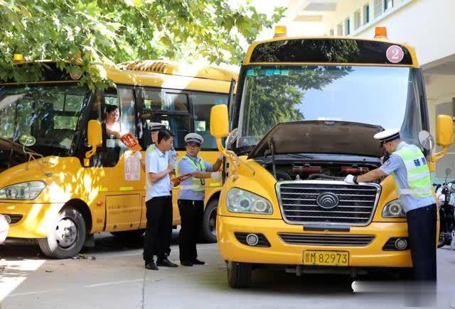 河津:開學(xué)前檢查校車 河津:開學(xué)前檢查校車